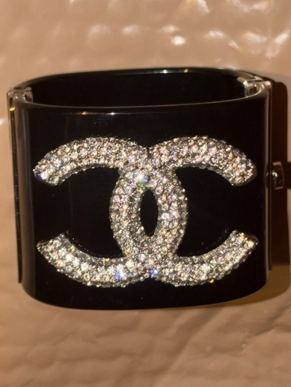 🆕!!!🪩 CHANEL CC Cuff + Box 📦 10/10 🪩 - Picture 1 of 10